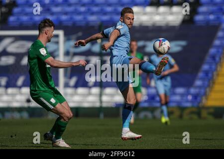 Birmingham, Regno Unito. 24 Apr 2021. Matthew Godden N. 24 di Coventry City controlla la palla a mezz'aria a Birmingham, Regno Unito il 24/2021. (Foto di Simon Bissett/News Images/Sipa USA) Credit: Sipa USA/Alamy Live News Foto Stock