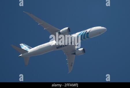 EgyptAir Boeing 787-9 Dreamliner lascia Londra Heathrow per il Cairo 24 aprile 2021 in cielo blu Foto Stock