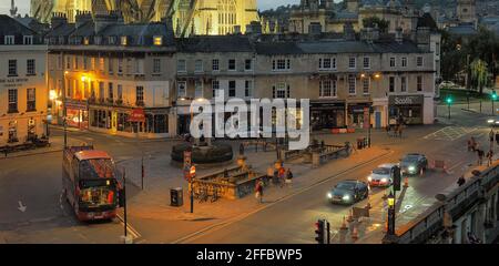 BATH, UK - CIRCA SETTEMBRE 2016: Vista notturna della città di Bath Foto Stock
