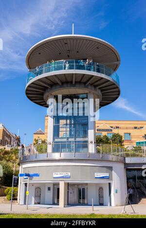 Vista della gente dalla piattaforma di osservazione che si affaccia Western Esplanade, Southend on Sea, Essex, UK. Torre di visualizzazione Foto Stock