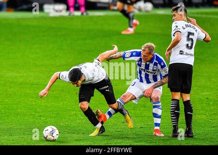 VALENCIA, SPAGNA - APRILE 24: Carlos Soler di Valencia CF, Giovanni Guidetti del Deportivo Alavés durante la Liga match tra Valencia CF e Deportivo Foto Stock