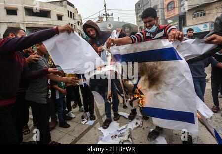 Gaza, Palestina. 24 Apr 2021. (INT) protesta contro Israele a Gaza. 24 aprile 2021, Gaza, Palestina: I manifestanti palestinesi bruciano le immagini del primo ministro israeliano e del ministro della Difesa Benjamin Netanyahu e Benny Gantz.nonché le immagini della bandiera israeliana a Khan Yunis, a sud della striscia di Gaza, durante una manifestazione anti-Israele sullo sfondo degli scontri notturni a Gerusalemme.Credit: Yousef Masoud/Thenews2. Credit: Yousef Masoud/TheNEWS2/ZUMA Wire/Alamy Live News Foto Stock