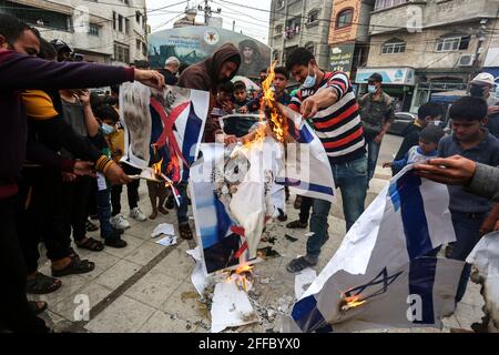 Gaza, Palestina. 24 Apr 2021. (INT) protesta contro Israele a Gaza. 24 aprile 2021, Gaza, Palestina: I manifestanti palestinesi bruciano le immagini del primo ministro israeliano e del ministro della Difesa Benjamin Netanyahu e Benny Gantz.nonché le immagini della bandiera israeliana a Khan Yunis, a sud della striscia di Gaza, durante una manifestazione anti-Israele sullo sfondo degli scontri notturni a Gerusalemme.Credit: Yousef Masoud/Thenews2. Credit: Yousef Masoud/TheNEWS2/ZUMA Wire/Alamy Live News Foto Stock