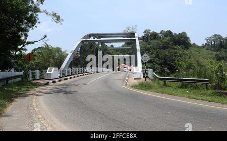 Narthupana,Kalutara,Provincia Occidentale,Sri lanka-Aprile 04,2021:Vista laterale della strada di Horana-Mathugama con Ponte di Narthupana Foto Stock