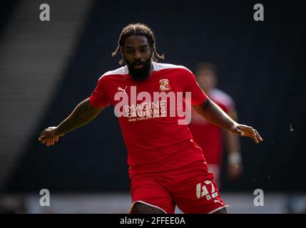 Milton Keynes, Regno Unito. 24 Apr 2021. Anthony Grant di Swindon Town durante la Sky Bet League 1 dietro la partita a porte chiuse tra MK Dons e Swindon Town allo stadio:mk, Milton Keynes, Inghilterra, il 24 aprile 2021. Foto di Andy Rowland. Credit: Prime Media Images/Alamy Live News Foto Stock