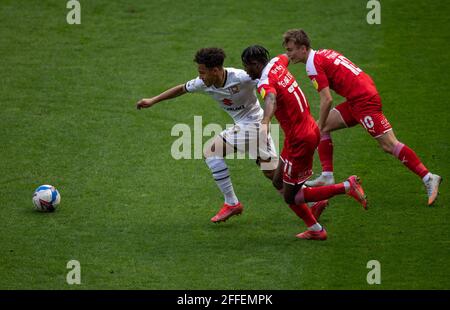 Milton Keynes, Regno Unito. 24 Apr 2021. Matthew Sorinola di MK Dons durante la Sky Bet League 1 dietro la partita a porte chiuse tra MK Dons e Swindon Town allo stadio:mk, Milton Keynes, Inghilterra, il 24 aprile 2021. Foto di Andy Rowland. Credit: Prime Media Images/Alamy Live News Foto Stock