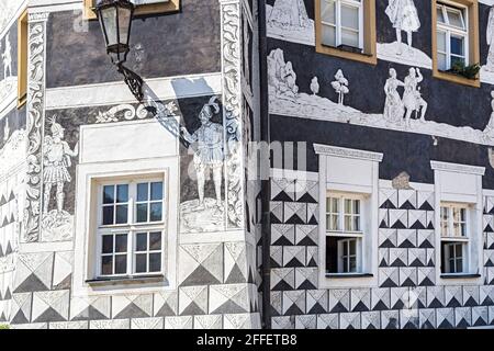 Gli Sgraffiti o cavalieri graffiti si trovano nella piazza della città, Mikulov, Repubblica Ceca Foto Stock