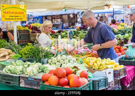 Prodotti freschi in vendita nel mercato all'aperto, Lubiana, Slovenia Foto Stock