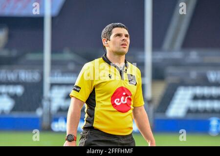 Swansea, Regno Unito. 24 Apr 2021. Assistente arbitro Adam Jones durante la partita della Guinness PRO14 Rainbow Cup tra Ospreys e Cardiff Blues al Liberty Stadium di Swansea, Galles, Regno Unito, il 24 aprile 2021. Gli stadi sportivi di tutto il Regno Unito sono soggetti a rigorose restrizioni a causa del Coronavirus Pandemic, in quanto le leggi governative sull'allontanamento sociale vietano i tifosi all'interno dei locali, con conseguente gioco a porte chiuse. Credit: Duncan Thomas/Majestic Media/Alamy Live News. Foto Stock