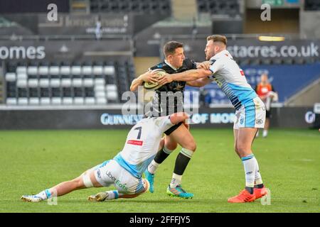 Swansea, Regno Unito. 24 Apr 2021. Owen Watkin of Ospreys è affrontato da Gwilym Bradley di Cardiff Blues e Owen Lane di Cardiff Blues durante la partita della Guinness PRO14 Rainbow Cup tra Ospreys e Cardiff Blues al Liberty Stadium di Swansea, Galles, Regno Unito, il 24 aprile 2021. Gli stadi sportivi di tutto il Regno Unito sono soggetti a rigorose restrizioni a causa del Coronavirus Pandemic, in quanto le leggi governative sull'allontanamento sociale vietano i tifosi all'interno dei locali, con conseguente gioco a porte chiuse. Credit: Duncan Thomas/Majestic Media/Alamy Live News. Foto Stock