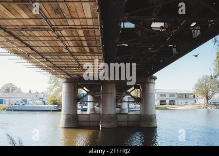 Staines-upon-Thames, Spelthorne | UK - 2021.04.24: La vista sotto il ponte ferroviario sul Tamigi Foto Stock