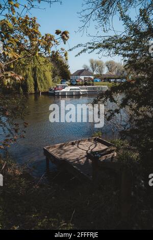 Staines-upon-Thames, Spelthorne | UK - 2021.04.24: Barche ormeggiate vicino alle belle case sul Tamigi a Staines Foto Stock