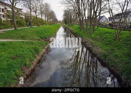 Unterrath, distretto nel nord di Düsseldorf vicino all'aeroporto, il torrente si chiama 'Kittelbach' aprile 2021 Foto Stock