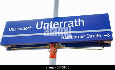 Unterrath, distretto nel nord di Düsseldorf vicino all'aeroporto, sig post alla stazione ferroviaria, aprile 2021 Foto Stock