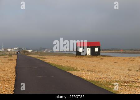 CAPANNA CON TETTO ROSSO PRESSO LA RISERVA NATURALE DI RYE HARBOR IN SUSSEX Foto Stock