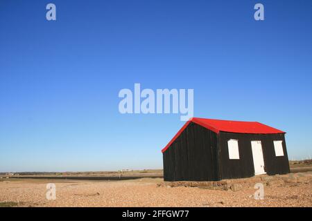 CAPANNA CON TETTO ROSSO PRESSO LA RISERVA NATURALE DI RYE HARBOR IN SUSSEX Foto Stock