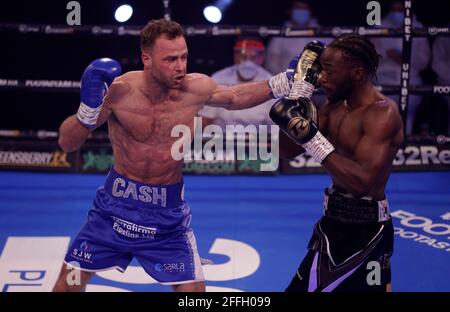 Felix Cash (a sinistra) in azione contro Denzel Bentley nel loro concorso britannico e Commonwealth Middleweight Championship a York Hall, Bethnal Green, Londra. Data immagine: Sabato 24 aprile 2021. Foto Stock