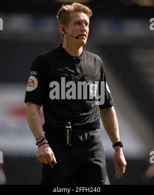 Milton Keynes, Regno Unito. 24 Apr 2021. Arbitro Scott Oldham durante la Sky Bet League 1 dietro la partita a porte chiuse tra MK Dons e Swindon Town allo stadio:mk, Milton Keynes, Inghilterra, il 24 aprile 2021. Foto di Andy Rowland. Credit: Prime Media Images/Alamy Live News Foto Stock