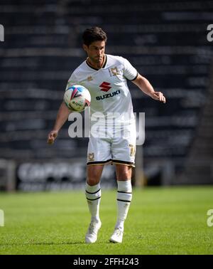 Milton Keynes, Regno Unito. 24 Apr 2021. Andrew Surman di MK Dons durante la Sky Bet League 1 dietro la partita a porte chiuse tra MK Dons e Swindon Town allo stadio:mk, Milton Keynes, Inghilterra, il 24 aprile 2021. Foto di Andy Rowland. Credit: Prime Media Images/Alamy Live News Foto Stock