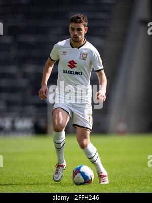 Milton Keynes, Regno Unito. 24 Apr 2021. Matt o'Riley di MK Dons durante la Sky Bet League 1 dietro la partita a porte chiuse tra MK Dons e Swindon Town allo stadio:mk, Milton Keynes, Inghilterra, il 24 aprile 2021. Foto di Andy Rowland. Credit: Prime Media Images/Alamy Live News Foto Stock