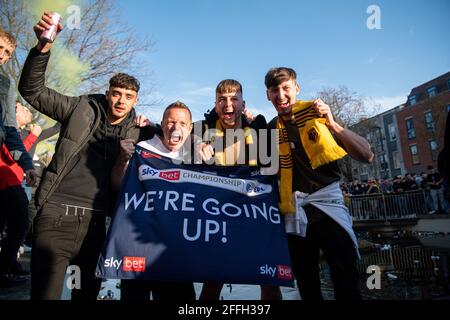 Vicarage Road, Watford, Hertfordshire, Regno Unito. 24 Apr 2021. Campionato di calcio della Lega inglese, Watford contro Millwall; i tifosi di Watford si riuniscono allo stagno nel centro della città come è tradizione ogni volta che il club viene promosso. Credit: Action Plus Sports/Alamy Live News Foto Stock