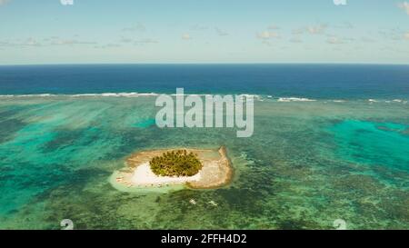 Concetto di viaggio: sabbiosa spiaggia su una piccola isola da Coral reef atoll dal di sopra. Isola Guyam, Filippine, Siargao. Estate viaggi e concetto di vacanza. Foto Stock