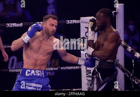 Felix Cash (a sinistra) in azione contro Denzel Bentley nel loro concorso britannico e Commonwealth Middleweight Championship a York Hall, Bethnal Green, Londra. Data immagine: Sabato 24 aprile 2021. Foto Stock