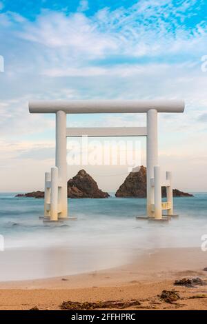 Sakurai Futamigaura's sacra coppia pietre e torii gate vista dalla spiaggia di Itoshima, Fukuoka, Giappone paesaggio panoramico Foto Stock