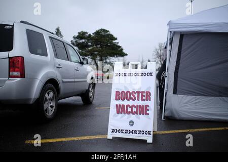 Salem, Stati Uniti. 05 marzo 2021. Un'auto attende in un sito di vaccinazione temporaneo COVID-19 organizzato dalla Siletz Community Health Clinic per i membri tribali e le loro famiglie a Salem, Ore., il 5 marzo 2021. (Foto di Alex Milan Tracy/Sipa USA) Credit: Sipa USA/Alamy Live News Foto Stock