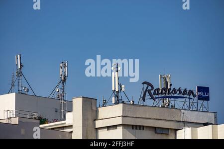 Bucarest, Romania - 01 aprile 2021: Molte antenne per telecomunicazioni GSM sono installate sopra il Radisson Blu Hotel Bucarest. Questa immagine è destinata alla modifica Foto Stock