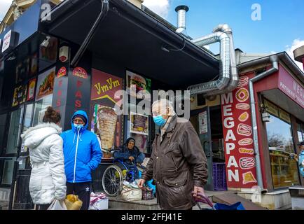 Bucarest, Romania - 08 aprile 2021: Persone di fronte al ristorante YmYm halal Fat food, a Bucarest. Foto Stock