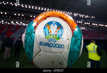 Bucarest, Romania - 27 novembre 2020: UEFA EURO 2020 palla sul nuovo Steaua Stadium aperto per un evento stampa il giorno della ricezione da parte dei Romani Foto Stock