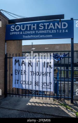 Striscione per una protesta contro il presidente Ron Martin fuori dallo stadio Roots Hall del Southend Utd Football Club, Essex, Regno Unito. Porta dell'stand sud Foto Stock