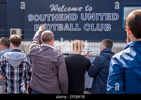 Sostenitori di una protesta contro il presidente Ron Martin fuori dallo stadio Roots Hall del Southend Utd Football Club, Essex, Regno Unito. Canti Foto Stock