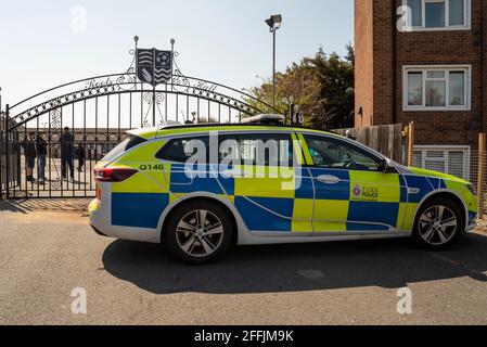 La polizia partecipa a una protesta contro il presidente Ron Martin fuori dallo stadio Roots Hall del Southend Utd Football Club, Essex, Regno Unito. Cancello d'ingresso Foto Stock