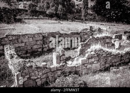 Antiche rovine greche nella vecchia Agora, Atene, Grecia. Paesaggio con resti di vecchi edifici in estate. Scenario di pietre di base nel centro di Atene. Con Foto Stock