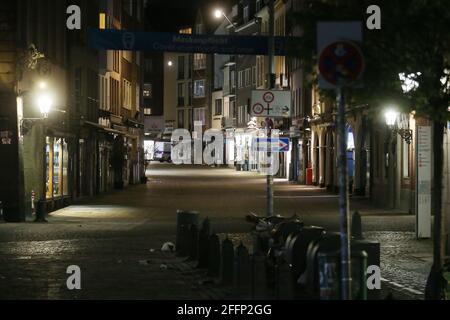 Dusseldorf, Germania. 24 Apr 2021. La città vecchia di Düsseldorf è deserta. Dal 24 aprile è in vigore la regolamentazione di un freno di emergenza Corona a livello nazionale. Ciò include, tra le altre cose, le restrizioni del coprifuoco tra le 10 e le 5. Credit: David Young/dpa/Alamy Live News Foto Stock