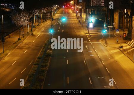 Dusseldorf, Germania. 24 Apr 2021. Le strade lungo Josef Beuys-Ufer sono deserte. Dall'aprile 24 è in vigore la regolazione di un freno di emergenza Corona a livello nazionale. Ciò include, tra le altre cose, le restrizioni del coprifuoco tra le 10 e le 5. Credit: David Young/dpa/Alamy Live News Foto Stock