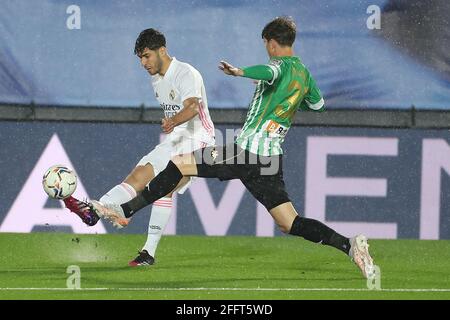 Madrid, Spagna. 24 Apr 2021. Marco Asensio (L) del Real Madrid viagga con Real Betis' Juan Miranda durante una partita di calcio in lega spagnola tra Real Madrid e Real Betis a Madrid, Spagna, il 24 aprile 2021. Credit: Edward F. Peters/Xinhua/Alamy Live News Foto Stock