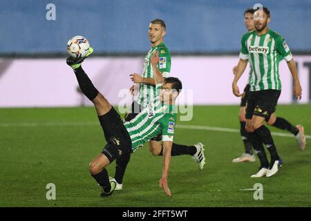 Madrid, Spagna. 24 Apr 2021. Real Betis' Aissa Mandi (fronte) compete nel corso di una partita di calcio della lega spagnola tra il Real Madrid e il Real Betis a Madrid, in Spagna, il 24 aprile 2021. Credit: Edward F. Peters/Xinhua/Alamy Live News Foto Stock