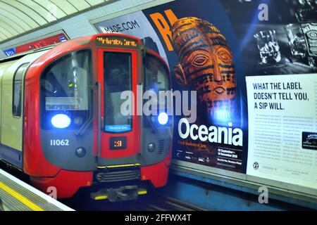 Londra, Inghilterra, Regno Unito. Un treno veloce della metropolitana Victoria Line che arriva alla stazione di Pimlico sotto il centro di Londra. Foto Stock