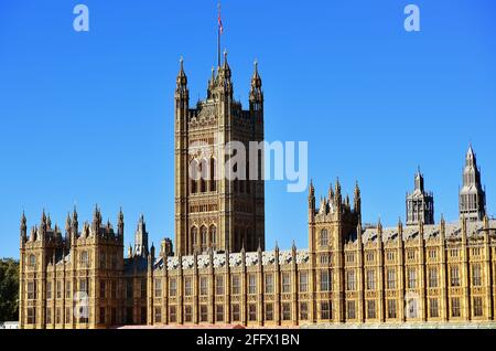 Londra, Inghilterra, Regno Unito. Victoria Tower e le Camere del Parlamento. Victoria Tower si trova all'estremità della Casa dei Lord della struttura. Foto Stock