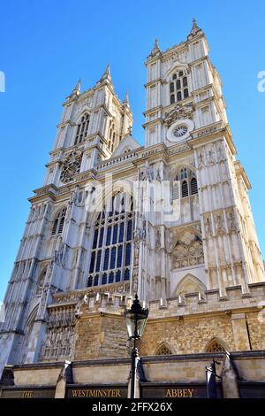 Londra, Inghilterra, Regno Unito. L'Abbazia di Westminster, in stile gotico, sorge maestosamente nel mezzo di Westminster. Foto Stock