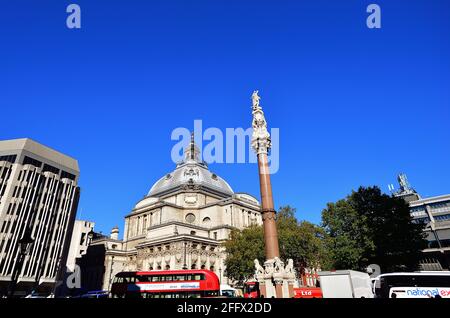 Londra, Inghilterra, Regno Unito. Il traffico, che include un autobus a due piani onorato nel tempo, si muove intorno alla Crimea e all'Indian Mutiny Memorial. Foto Stock