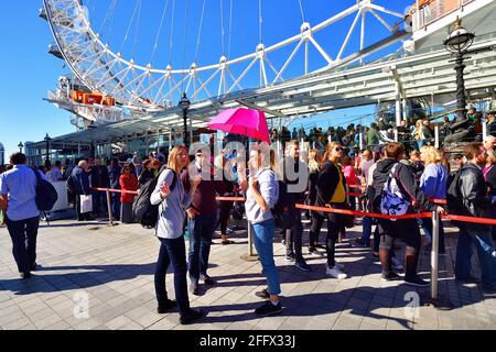 Londra, Inghilterra, Regno Unito. Lunghe file di turisti in attesa di un giro sulla ruota panoramica London Eye sulla riva sud del Tamigi. Foto Stock