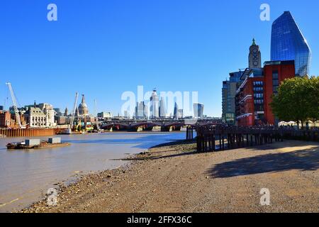 Londra, Inghilterra, Regno Unito. Lo skyline in rapida espansione è visibile sullo sfondo della City of London e del quartiere finanziario. Foto Stock