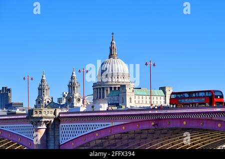 London, England, United Kingdom. St. Paul's Cathedral, Sir Christopher Wren's masterpiece atop Ludgate Hill dominating the skyline. Foto Stock