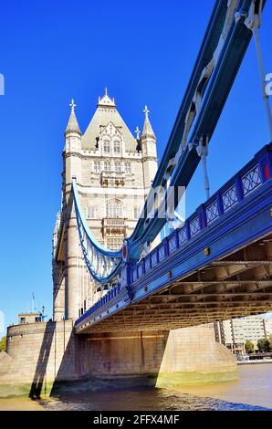 Londra, Inghilterra, Regno Unito. Una porzione della campata che conduce al ponte e alle torri gemelle dell'iconico Tower Bridge crogiolandosi al sole del pomeriggio. Foto Stock