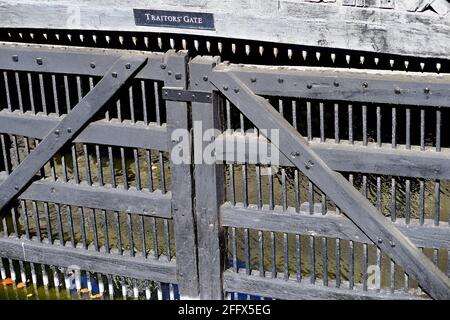 Londra, Inghilterra, Regno Unito. Porta dei traditori lungo il Tamigi presso la Torre di Londra. Foto Stock