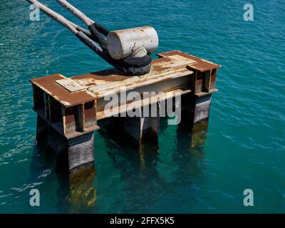 Dettaglio della corda attaccata alla scacchiatura della barca lungo il lungolago di Chicago Foto Stock